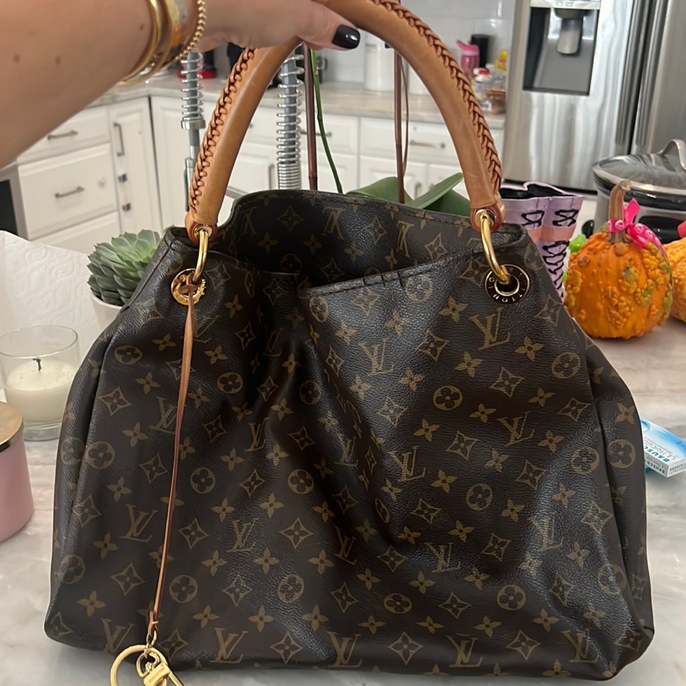💯 authentic The Artsy MM embodies understated bohemian style.